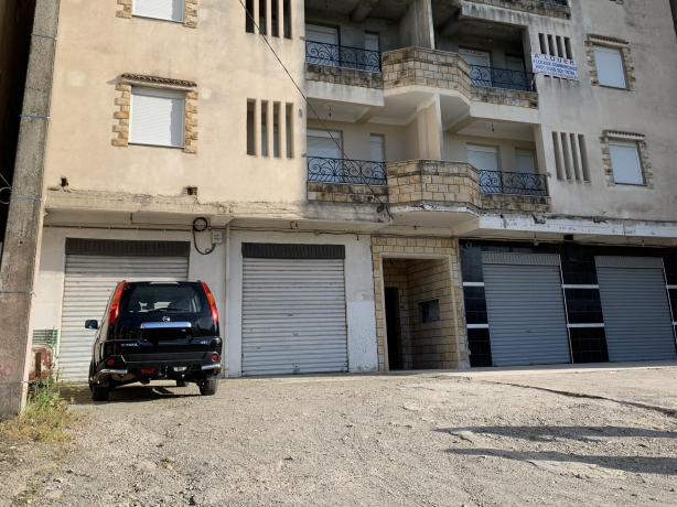 2 parts Shop 200 m² for rent Tizi-Ouzou Azazga