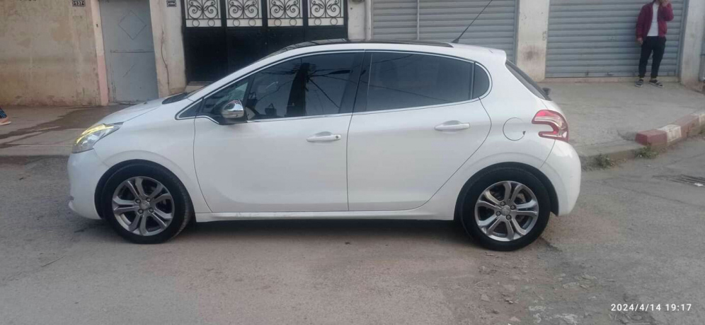 Peugeot 208 Alur  1.6Hdi | 2014