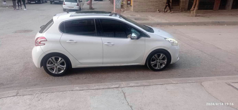 Peugeot 208 Alur  1.6Hdi | 2014