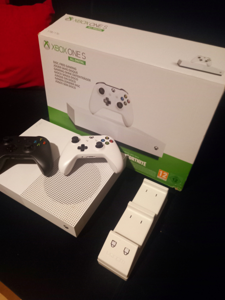 Xbox All digital 2 manettes et son chargeur dans sa 