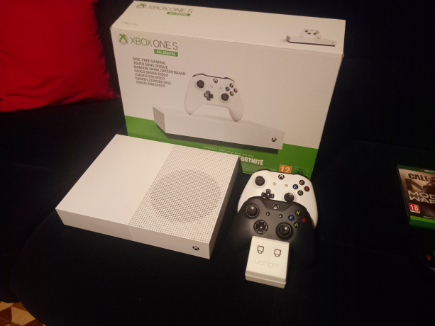 Xbox All digital 2 manettes et son chargeur dans sa 